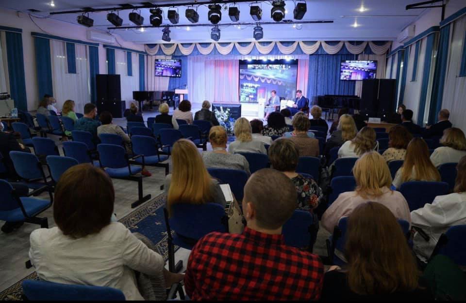 Деловая программа первого Всероссийского форума «Вектор детства» открылась обсуждением актуальных вопросов на шести площадках